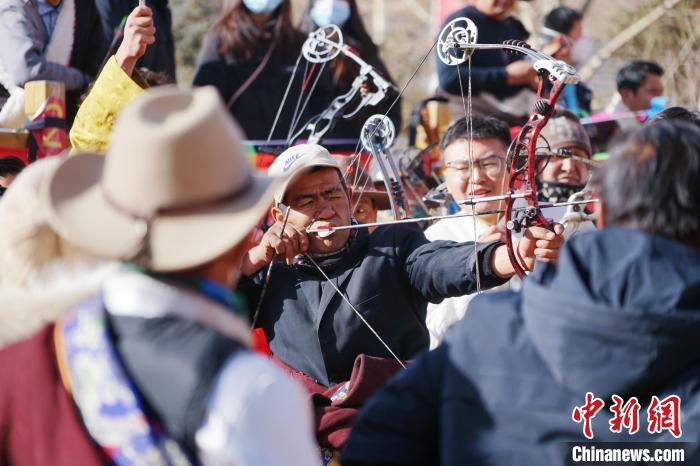 圖為藏族民眾比拼射箭技藝。　馬銘言 攝