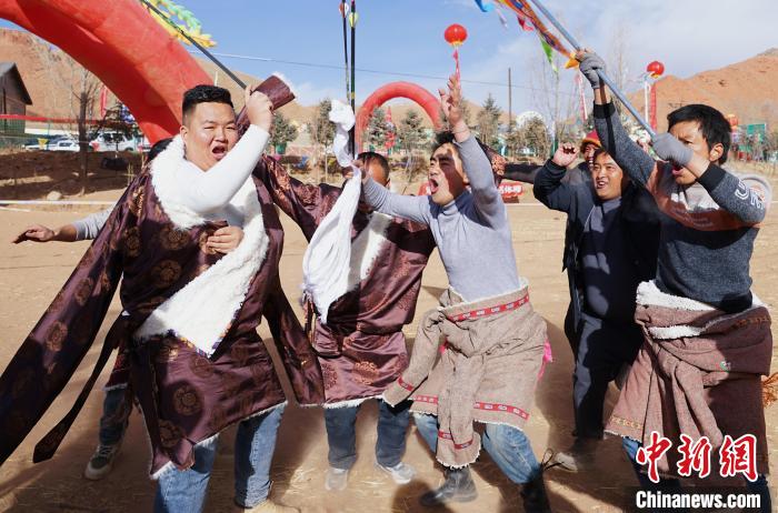 圖為藏族民眾跺腳歡呼慶祝弓箭手射中靶心?！●R銘言 攝