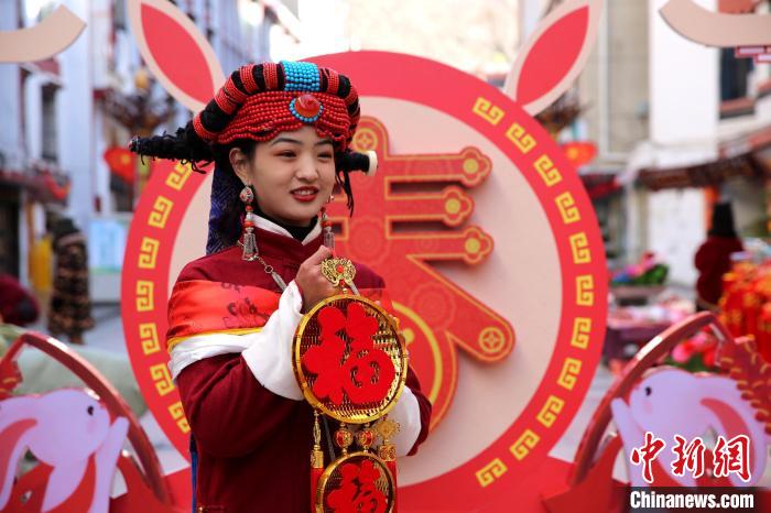 身著嘉絨藏族服飾的丹巴女孩送祝福?！〖o 攝