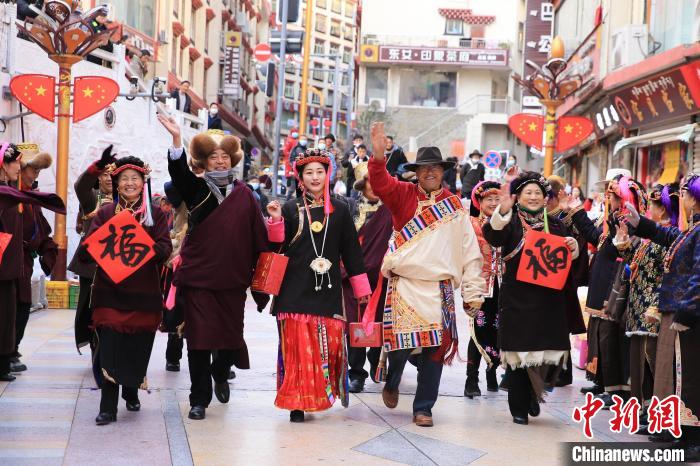 丹巴街頭快閃送祝福。　李永安 攝