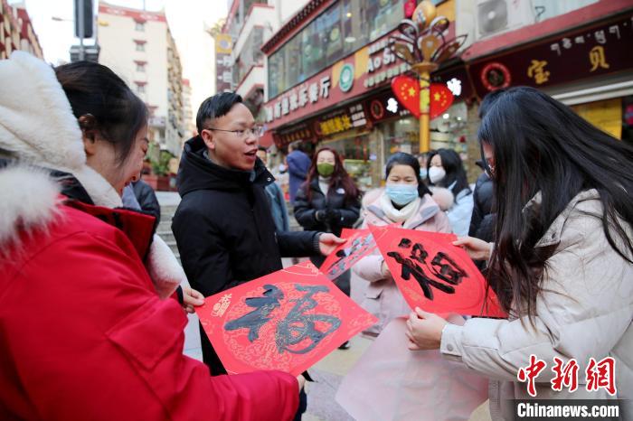 街頭市民收到送的“福”字。　李永安 攝