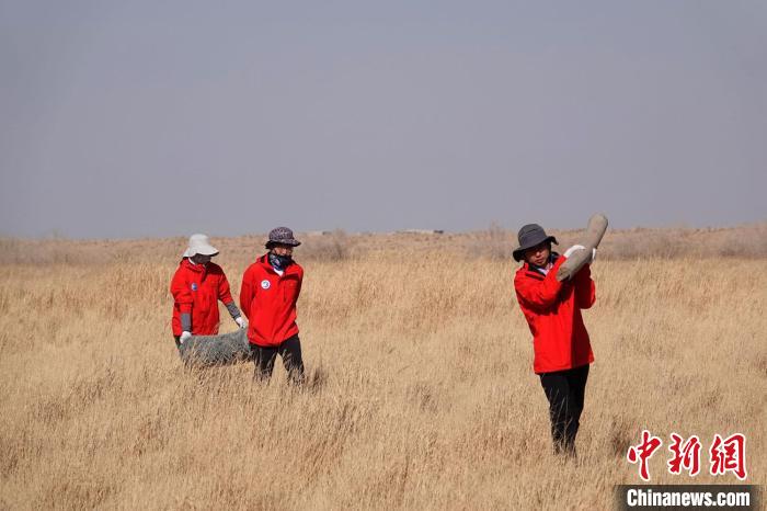 格爾木濕地站建設(shè)過(guò)程中，第二次青藏科考中科院空天院分隊(duì)隊(duì)員化身搬運(yùn)工，在高原上開(kāi)展體力勞動(dòng)?！?lt;a target='_blank' href='/'><p  align=