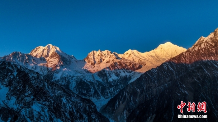 圖為2月1日，清晨陽(yáng)光照在貢嘎雪山上，出現(xiàn)“日照金山”景觀。(無(wú)人機(jī)照片)<a target='_blank' href='/'><p  align=