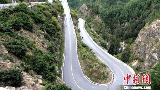 百余名徒步愛(ài)好者行走體驗(yàn)“國(guó)門”山水美景