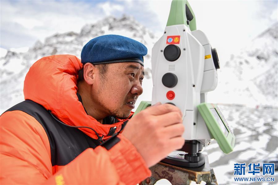 （2020珠峰高程測量）（7）自然資源部第一大地測量隊(duì)對珠峰峰頂進(jìn)行交會(huì)觀測