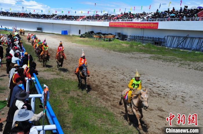 圖為少年騎手騎乘沒有馬鞍的賽馬，靠雙腳夾住馬馳騁在跑道上?！垈?攝