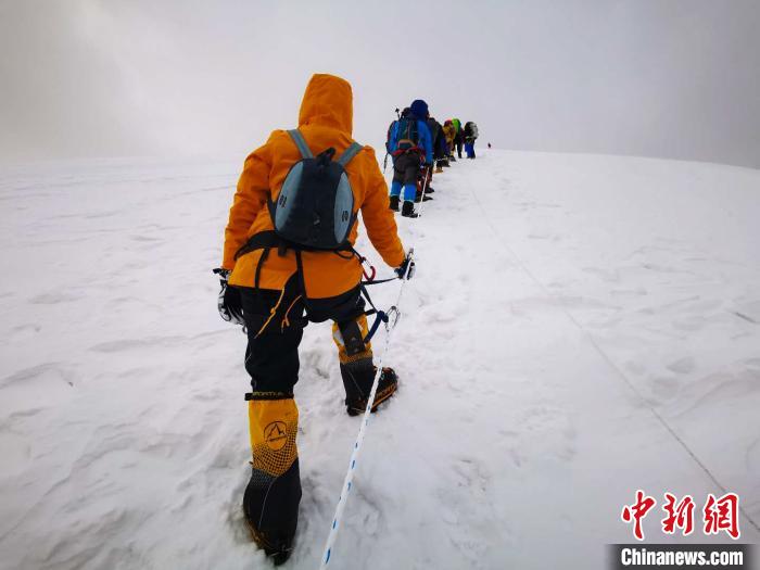 圖為5日，登山者在攀登洛堆峰途中。　張偉 攝