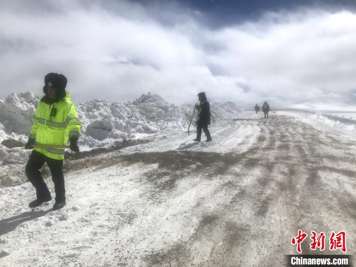 資料圖為，西藏安多交警在唐古拉山埡口除冰作業(yè)。西藏安多縣公安局 供圖