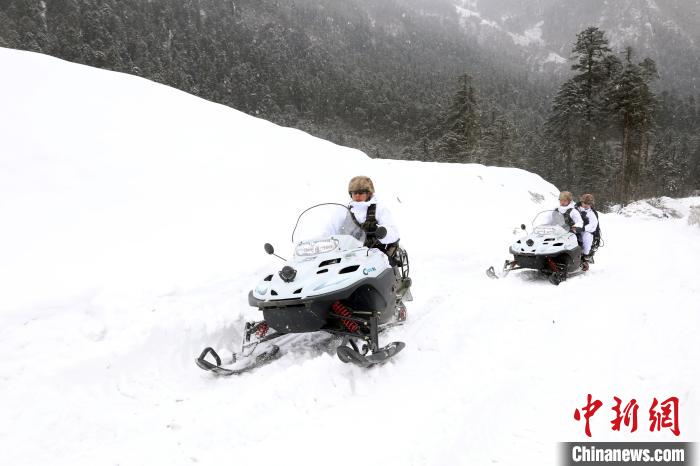 圖為雪地摩托車開路?！⊙鸩?攝