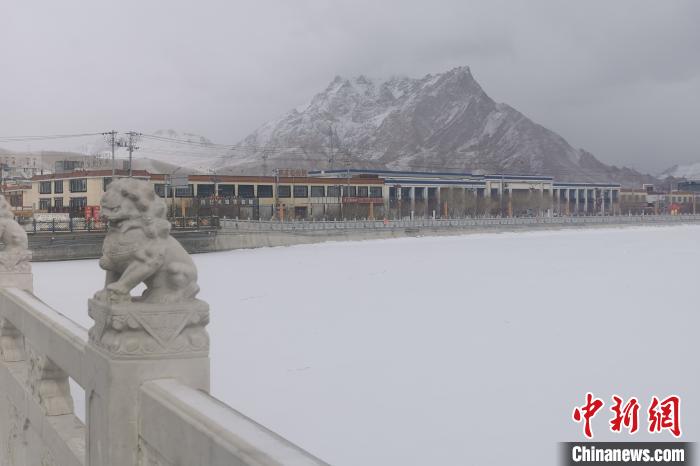 圖為2月5日傍晚時分的西藏阿里獅泉河鎮(zhèn)雪景。　王世才 攝