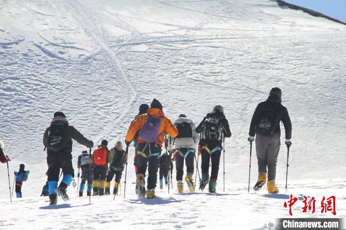 圖為2019年，普通民眾在洛堆峰體驗(yàn)登雪山活動(dòng)。資料圖 趙朗 攝