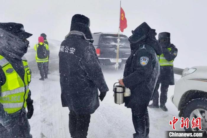 強(qiáng)降雪后，西藏安多縣警方在國道109線唐古拉山段開展除雪保通工作?！“捕嗫h公安局 供圖 攝