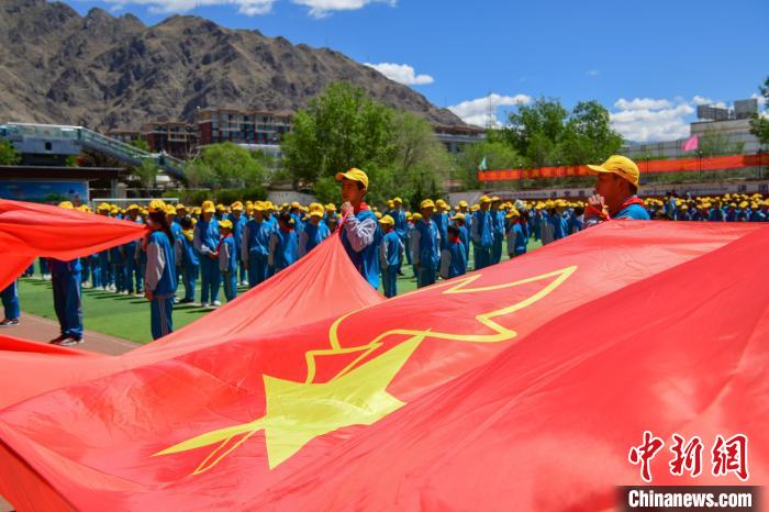 圖為拉薩市堆龍德慶區(qū)堆龍姜昆黃小勇希望小學(xué)學(xué)生在操場入隊(duì)儀式?！∝暩聛硭?攝