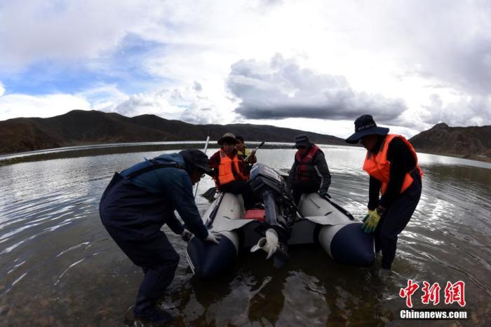 圖為科考隊員準(zhǔn)備乘快艇前往浪錯湖中心開展科考作業(yè)。 <a target='_blank' ><p  align=