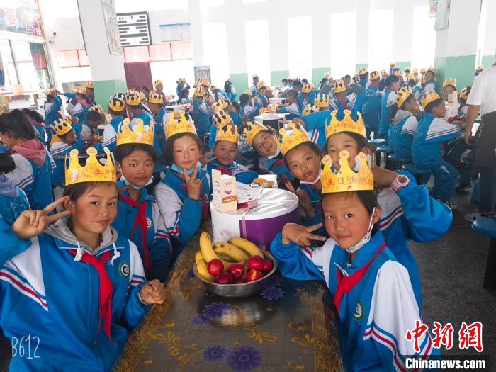 圖為加查縣安繞鎮(zhèn)小學(xué)學(xué)生集體過六一兒童節(jié)?！“怖@鎮(zhèn)小學(xué)供圖