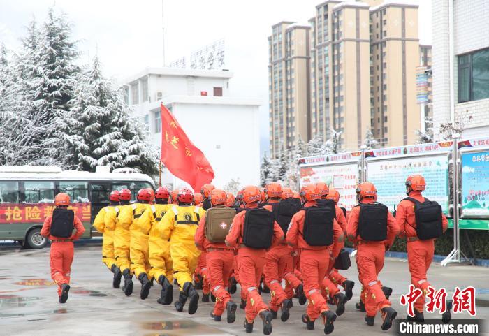 應(yīng)對(duì)西藏降雪天氣林芝森林消防部門開展冰雪災(zāi)害救援拉動(dòng)演練