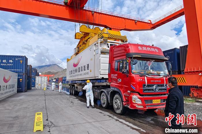 援助物資卸車現(xiàn)場?！F青藏集團(tuán)有限公司拉薩車務(wù)段 供圖