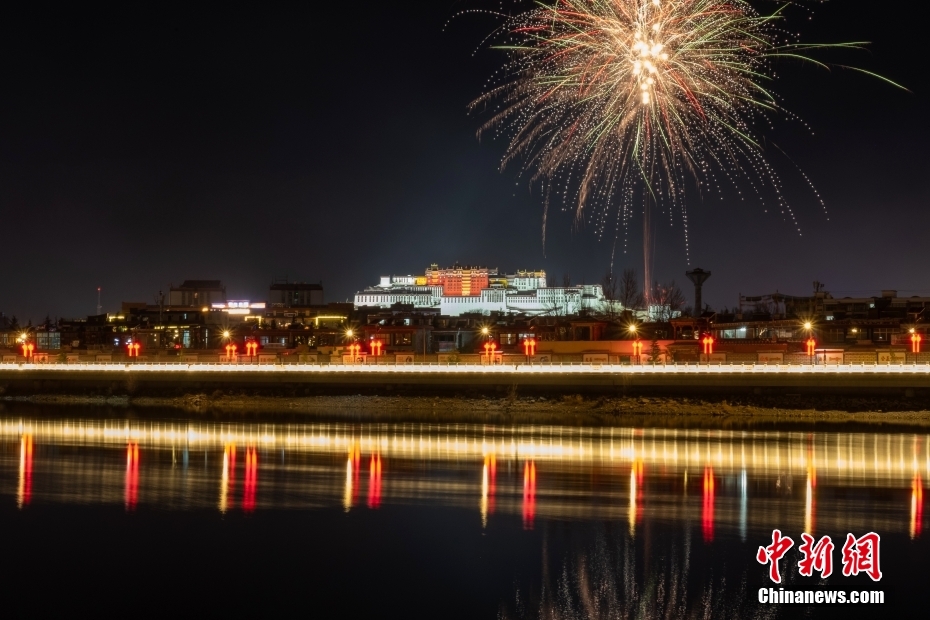 資料圖為2022年3月1日，拉薩迎來藏歷新年“古突夜”，煙花與被燈光照亮的布達拉宮交相輝映。 <a target='_blank' href='/'><p  align=