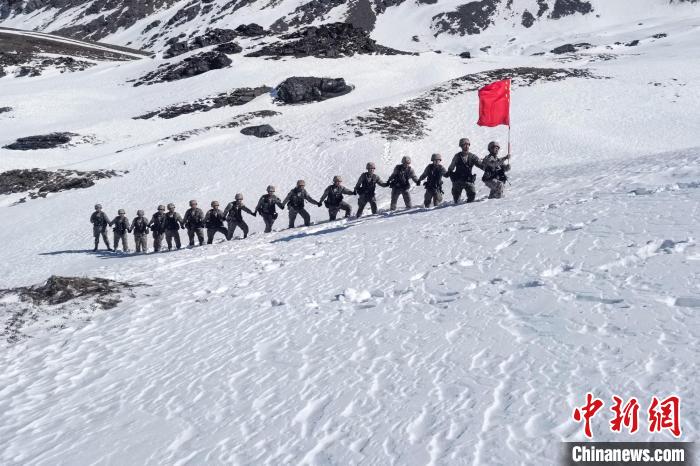 春節(jié)期間，西藏軍區(qū)山南軍分區(qū)某邊防團官兵踏雪巡邊?！〉┰鰰x美 攝