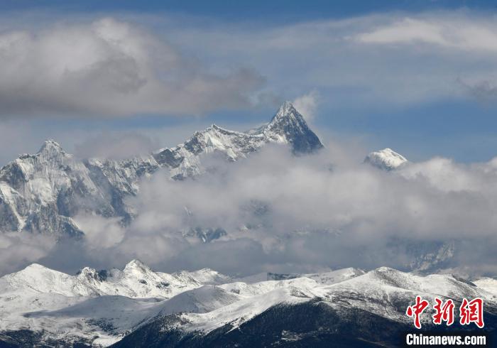 2月17日，西藏林芝色季拉山觀景臺拍到的南迦巴瓦峰?！±盍?攝