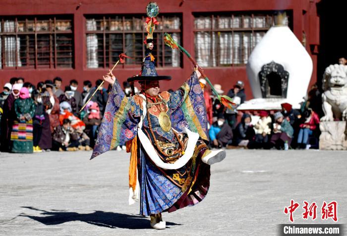 2月19日，楚布寺僧人參加跳神活動(dòng)。　李林 攝