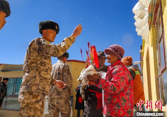 西藏阿里軍分區(qū)慰問駐地群眾共迎藏歷新年