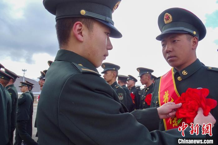 告別雪域邊關(guān)西藏山南軍分區(qū)某邊防團(tuán)舉行春季士兵退役儀式