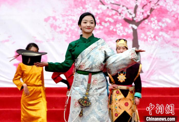 3月28日，西藏林芝第二十屆桃花旅游文化節(jié)開幕式上的文藝表演?！±盍?攝