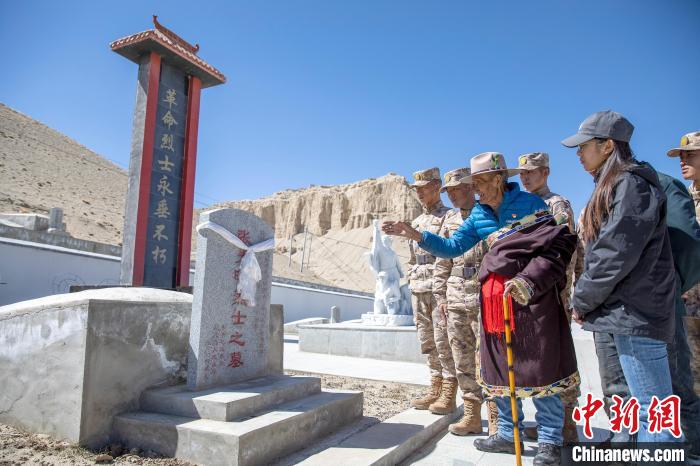 圖為在西藏阿里地區(qū)札達(dá)縣烈士陵園，82歲的次仁南杰老人為軍民代表講述新舊西藏的變化?！詵| 攝