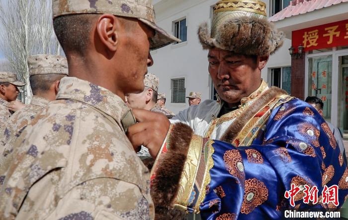 西藏阿里：父母見證孩子軍旅生涯授銜高光時刻