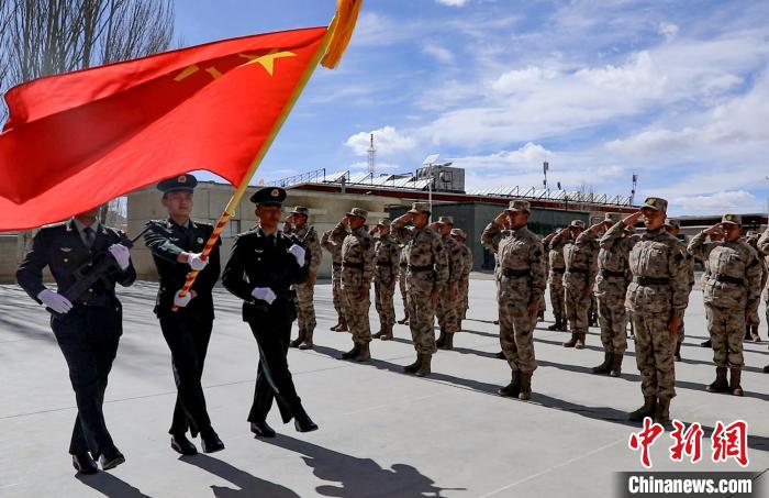 圖為授銜現(xiàn)場迎軍旗。　劉曉東 攝