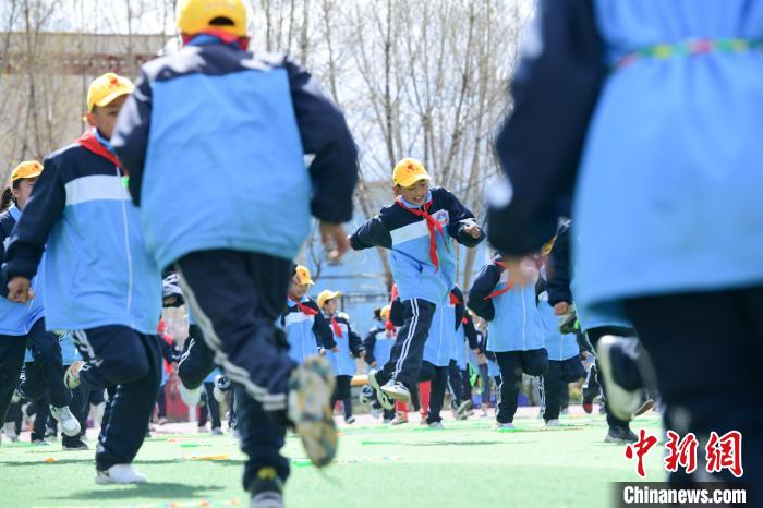 圖為學生在跳繩教練齊景龍的指導下做準備運動?！∝暩聛硭?攝