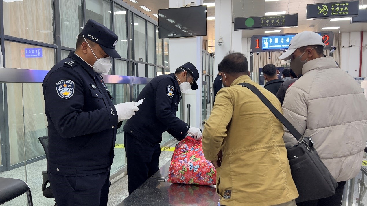 吉隆口岸移民管理警察正在對行李物品進(jìn)行檢查。人民網(wǎng)記者 唐宋攝