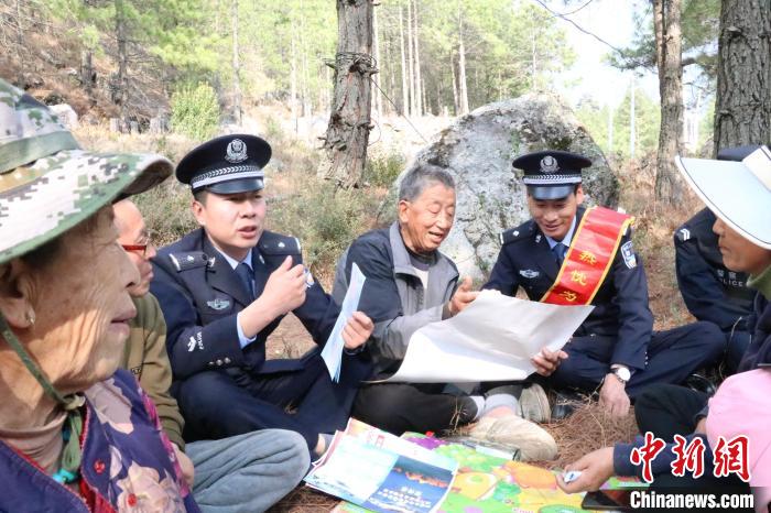 圖為竹瓦根邊境派出所民警為轄區(qū)群眾宣講森林防火常識(shí)。　竹瓦根邊境派出所 供圖