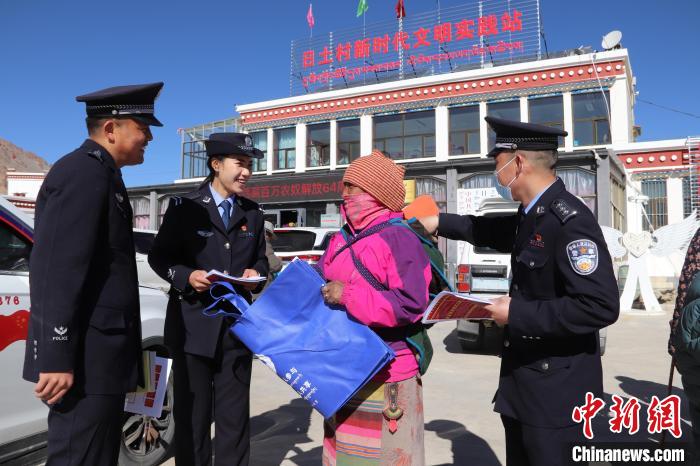 圖為日土邊境派出所民警在選轄區(qū)宣講國(guó)家安全知識(shí)?！∪尾?攝