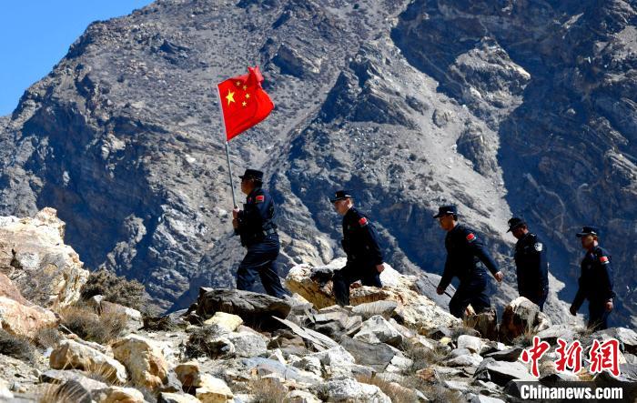 底雅邊境派出所民警夏永軍(左一)在巡邏中。　李林 攝