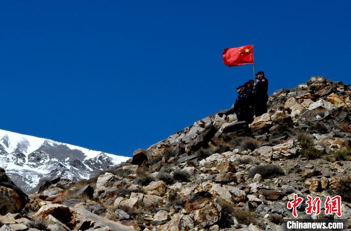 底雅邊境派出所民警夏永軍(右一)在巡邏中?！±盍?攝