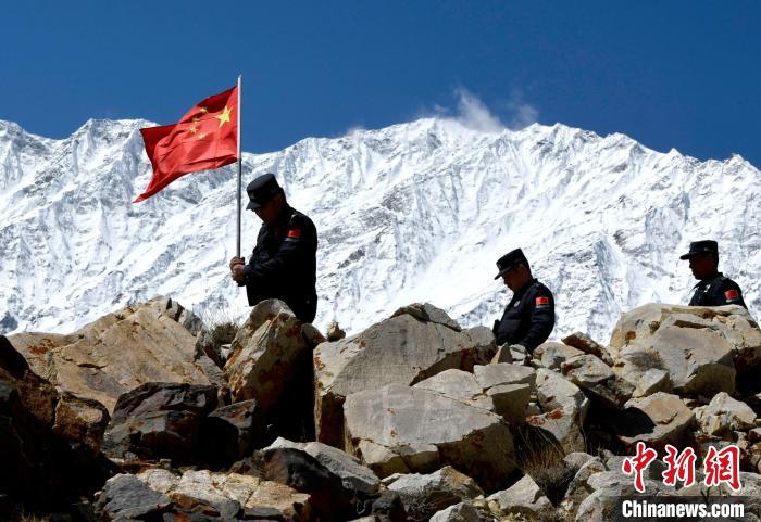 底雅邊境派出所民警夏永軍(左一)在巡邏中。