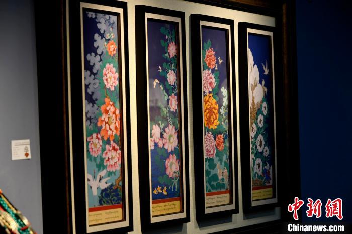 圖為5月16日，展覽中新創(chuàng)唐卡作品《四季花》?！±盍?攝