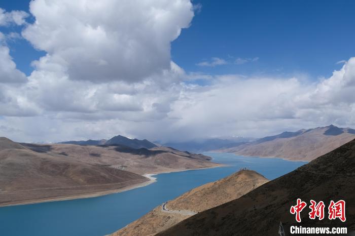 中外嘉賓在西藏羊卓雍錯(cuò)感受高原湖光山色