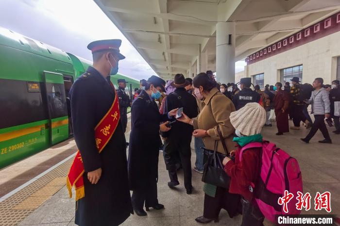 日喀則火車站工作人員引導(dǎo)乘客乘坐高原復(fù)興號(hào)。　斗山得 攝