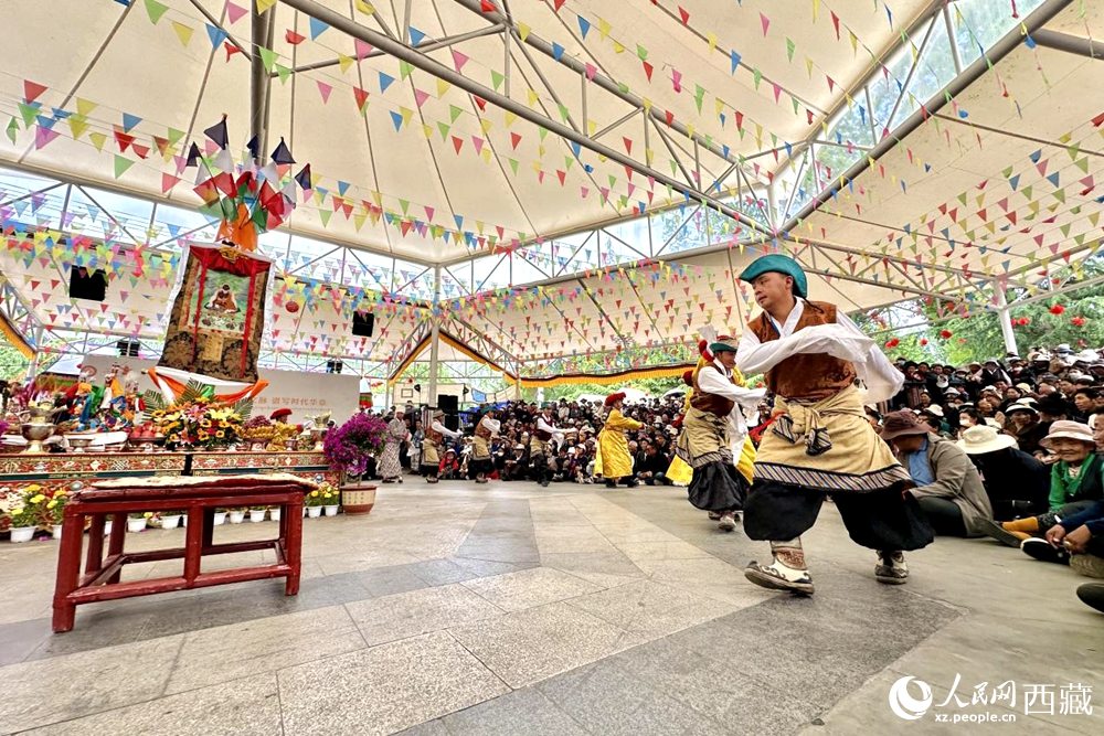 拉薩市宗角祿康公園舉行傳統(tǒng)藏戲劇目展演。