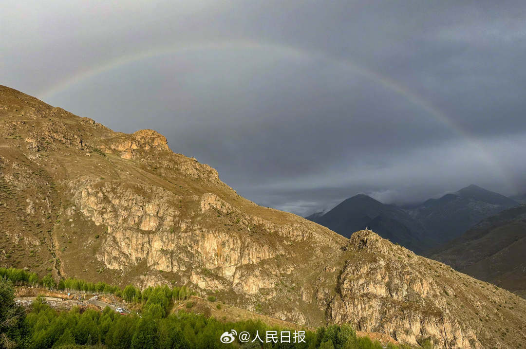 接好運(yùn)！青藏高原現(xiàn)巨大彩虹橋