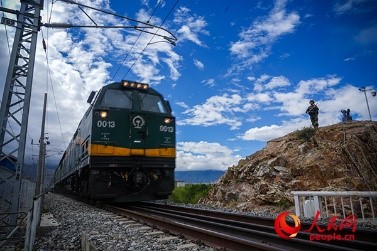 武警西藏總隊拉薩支隊執(zhí)勤八大隊官兵向駛過的火車行舉槍禮。張磊 攝