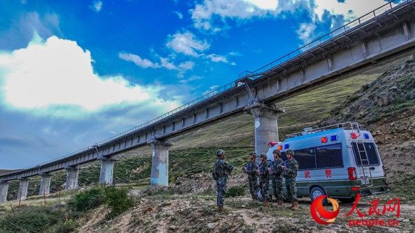 武警西藏總隊拉薩支隊執(zhí)勤八大隊官兵進行護路演練以應(yīng)對突發(fā)情況。張磊 攝