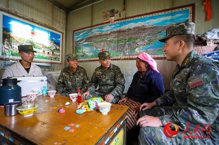 武警西藏總隊拉薩支隊執(zhí)勤八大隊官兵慰問藏族老人。何騰海 攝