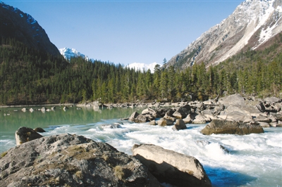 然烏湖美景。圖片由昌都市委宣傳部提供.jpg