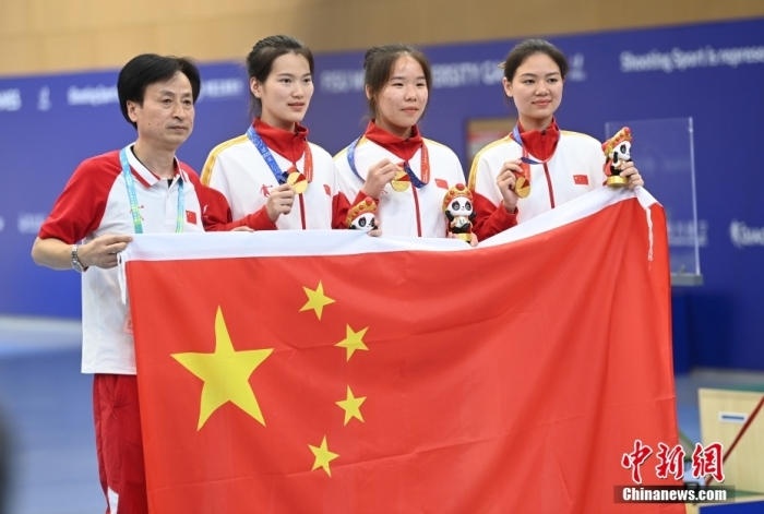 8月1日，第31屆世界大學(xué)生夏季運(yùn)動會女子25米手槍團(tuán)體決賽在四川成都舉行，中國隊(duì)獲得冠軍。圖為中國隊(duì)選手熊亞瑄(左二)、林雅茜(右二)、王珂怡(右一)等站在領(lǐng)獎臺上合影。<a target='_blank' href='/'><p  align=